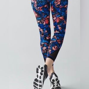 💙 Lululemon Inspire Tight II crop
Paint Storm Harbor Blue Multi